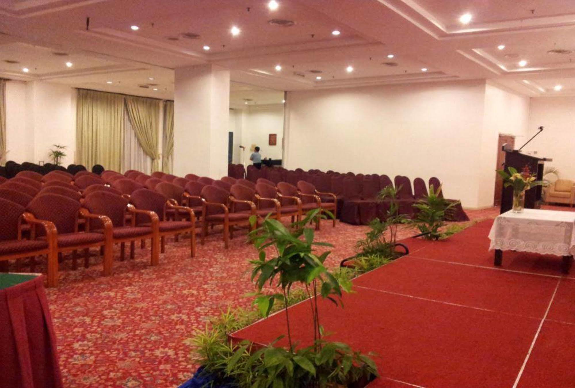 Rhr Hotel At Uniten Каджанг Экстерьер фото