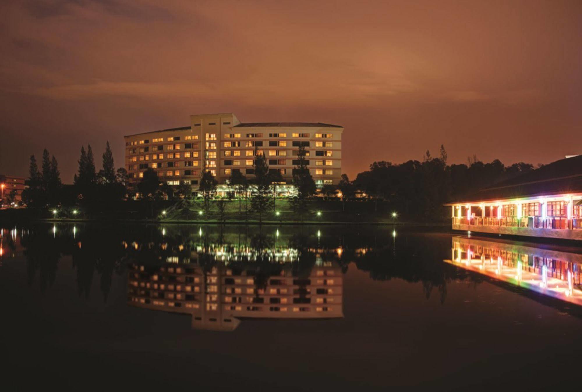 Rhr Hotel At Uniten Каджанг Экстерьер фото