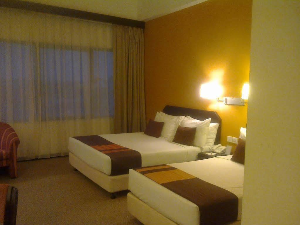 Rhr Hotel At Uniten Каджанг Экстерьер фото